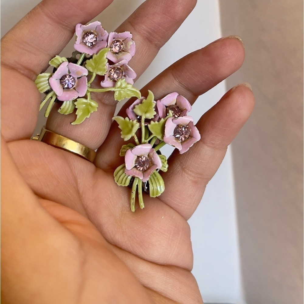 1960s Vintage Light Purple Enameled Flower Earrings clip on - Picture 3 of 5